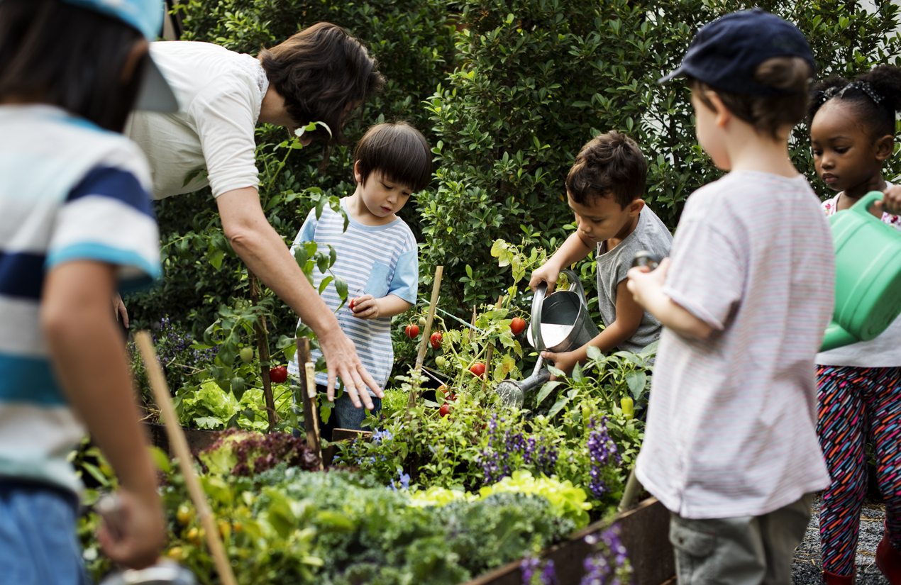 docent en kinderen leren over tuinieren en ecologie